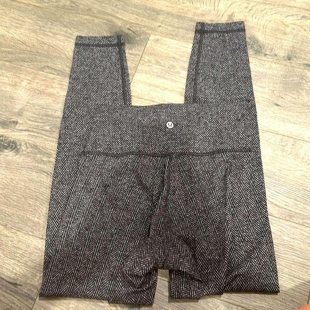 Chevron patterned Lululemon leggings 🩶🖤